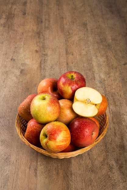 pommes rouges sur une surface en bois. Fruits frais