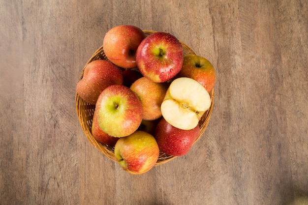 pommes rouges sur une surface en bois. Fruits frais