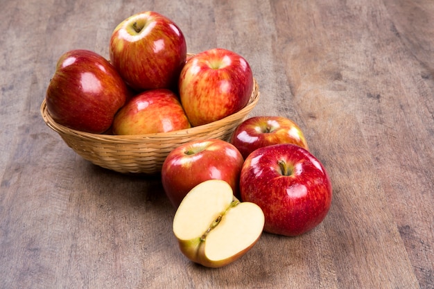 Photo pommes rouges sur une surface en bois. fruits frais