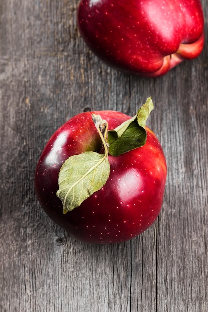 Pommes rouges sur une surface en bois sombre