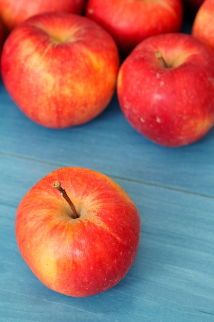 Pommes rouges sur une table bleue