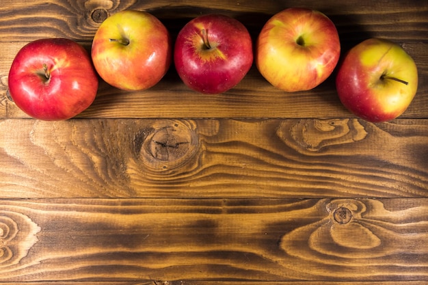 Pommes rouges sur table en bois. Vue de dessus, espace de copie