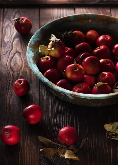 Pommes rouges sur une table en bois