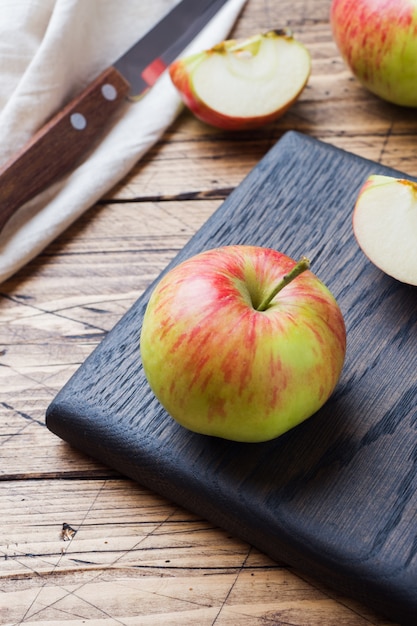 Pommes rouges sur une table en bois