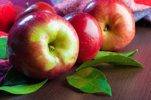 Pommes rouges sur la table se bouchent