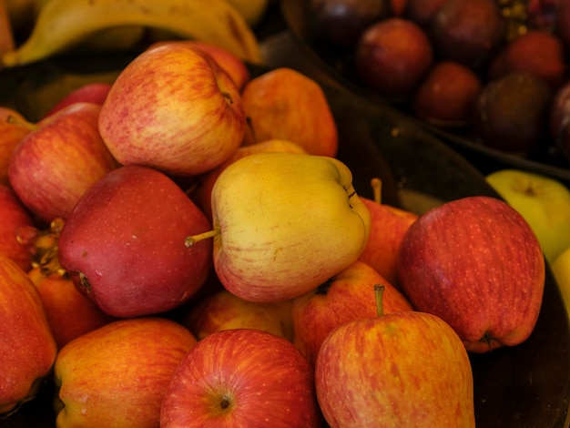 Pommes rouges sur la table