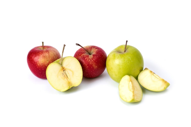 Pommes rouges et vertes sur fond blanc. Pommes juteuses vertes et rouges sur un fond isolé. Un groupe de pommes mûres sur fond blanc.