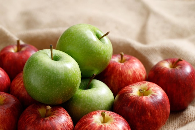 Pommes rouges et vertes fraîches sur fond de sac