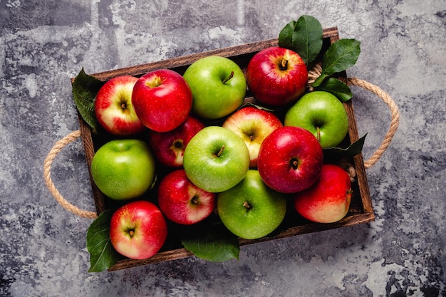 Pommes rouges et vertes mûres dans une boîte en bois Vue de dessus avec espace de copie