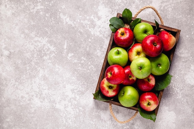 Pommes rouges et vertes mûres dans une boîte en bois Vue de dessus avec espace de copie