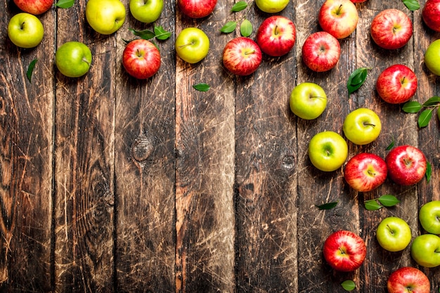 Pommes rouges et vertes sur table en bois