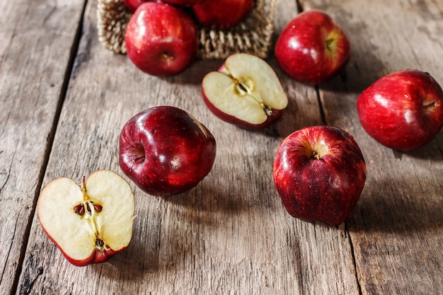 Pommes rouges sur la vieille table en bois