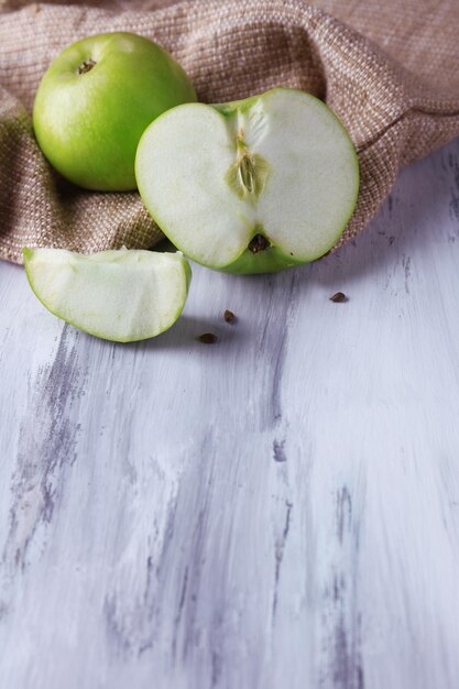 Pommes et un sac sur fond de bois