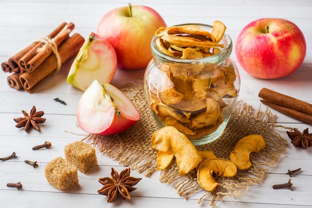 Les pommes sont fraîches et sèches avec des épices