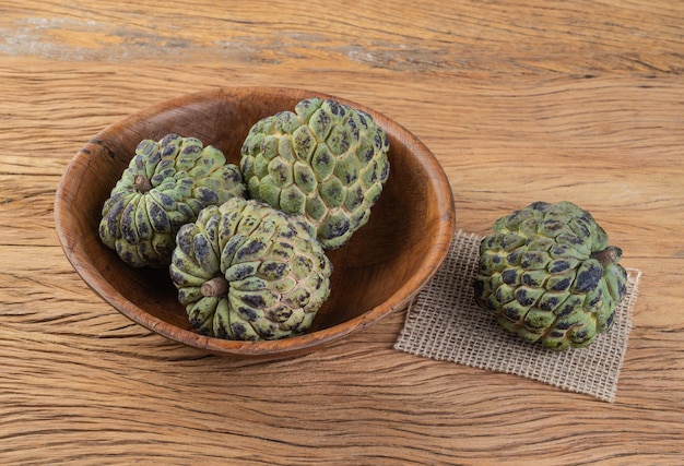 Pommes à sucre ou pommes à la crème dans un bol au-dessus d'une table en bois