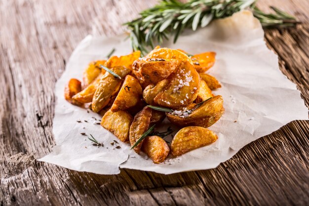 Pommes de terre américaines au sel romarin et cumin Quartiers de pommes de terre rôties délicieux croustillants