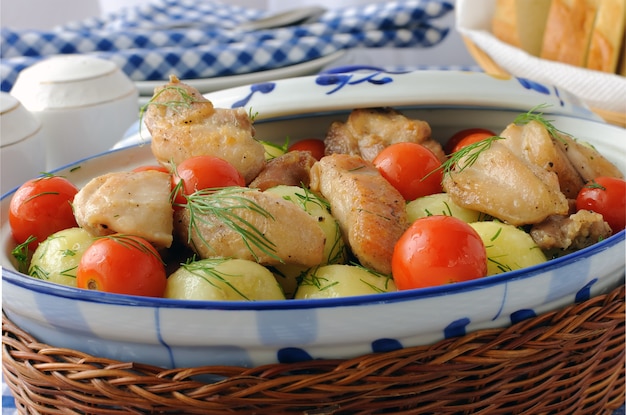 Pommes de terre au four avec aneth et poulet et tomates