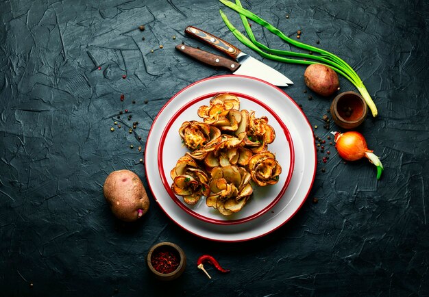 Pommes de terre au four avec bacon et fromage sur une assiette.Pommes de terre grillées avec bacon