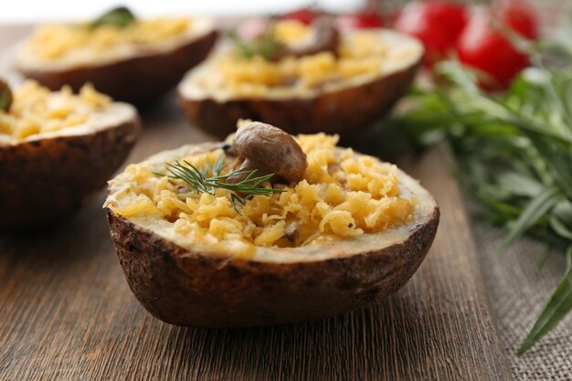 Pommes de terre au four avec fromage et champignons sur table close up