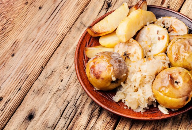 Pommes de terre au four, pommes et choucroute.