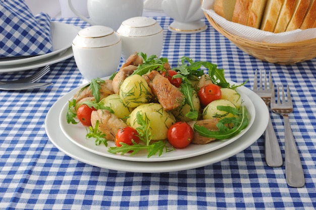 Pommes de terre au four avec poulet et tomate