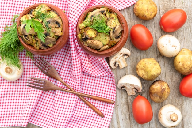 Pommes de terre au four avec viande et champignons avec l'ajout d'assaisonnements différents.