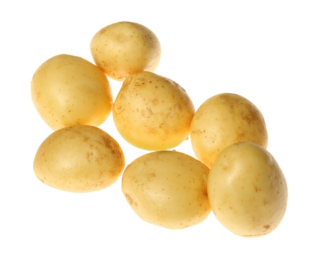 Pommes de terre biologiques crues fraîches sur la vue de dessus de fond blanc