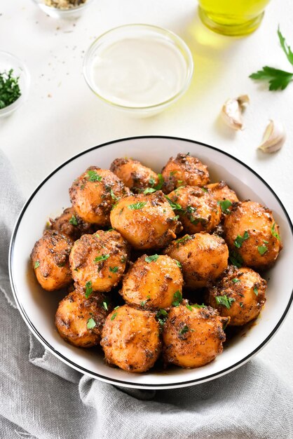 Pommes de terre Bombay dans un bol