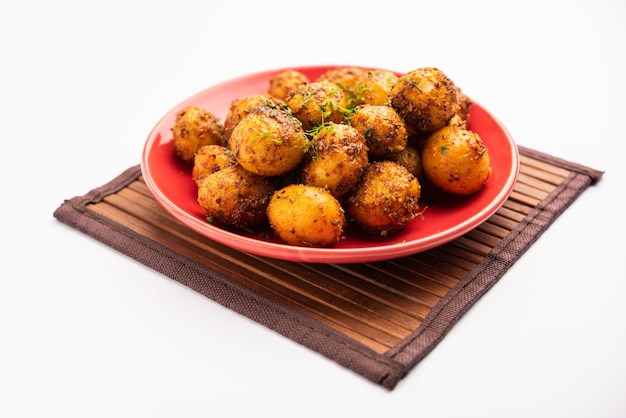 Pommes de terre Bombay rôties maison Petites pommes de terre grelots poêlées ou aloo avec graines de jeera et coriandre dans un bol