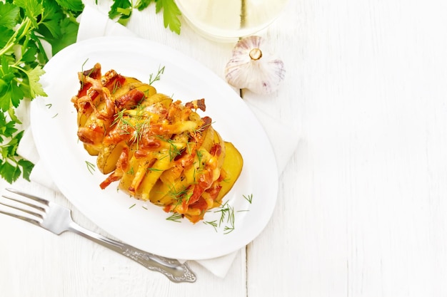 Pommes de terre bouffées de bacon dans une assiette sur le dessus du tableau blanc