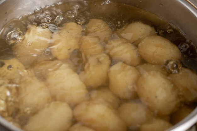 Pommes de terre bouillantes dans une casserole. Cuisson des jeunes pommes de terre.