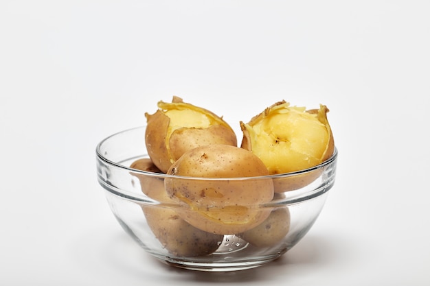 Pommes de terre bouillies dans un bol en verre