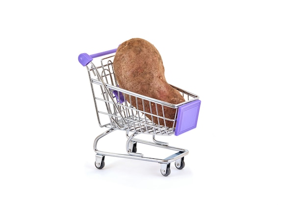 Pommes de terre en chariot de supermarché sur blanc