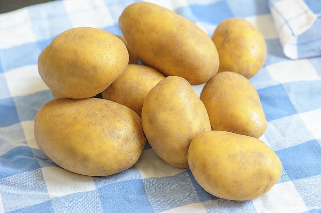 Pommes de terre crues blanches sur la table