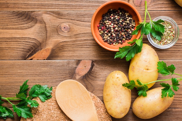 Pommes de terre crues à l'écorce aux épices