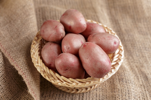 Pommes de terre crues fraîches