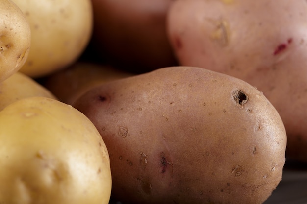 Pommes de terre crues fraîches