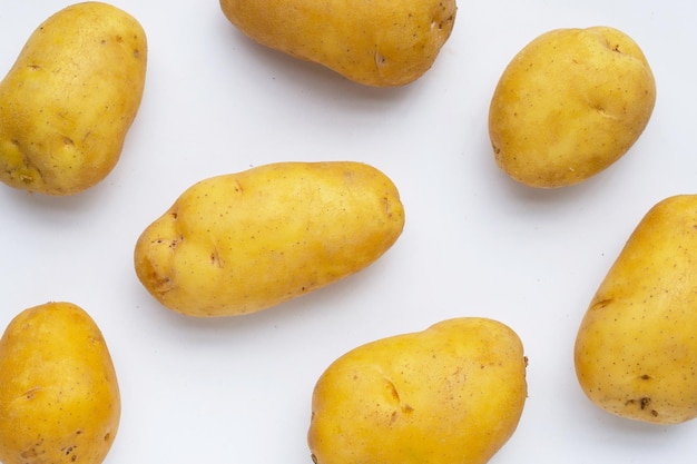 Des pommes de terre crues isolées sur fond blanc