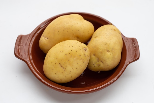 Pommes de terre crues isolés sur fond blanc