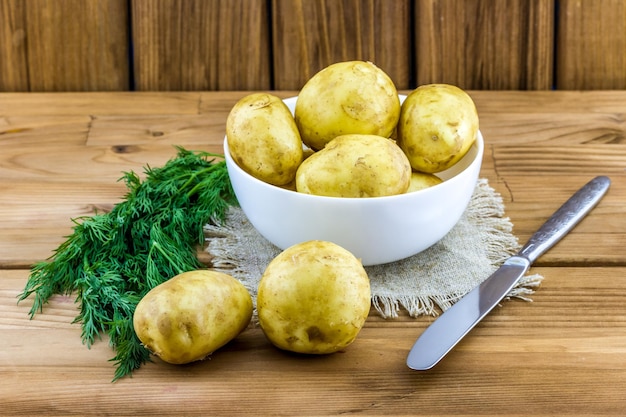 Pommes de terre crues pour la cuisson dans un bol