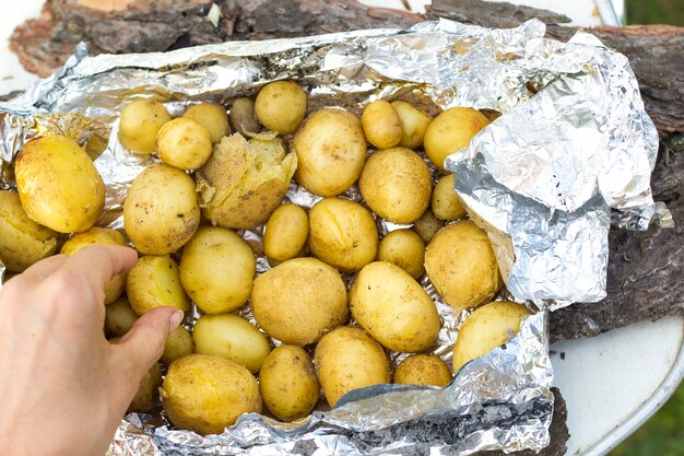 Pommes de terre cuites au four dans des grillades.