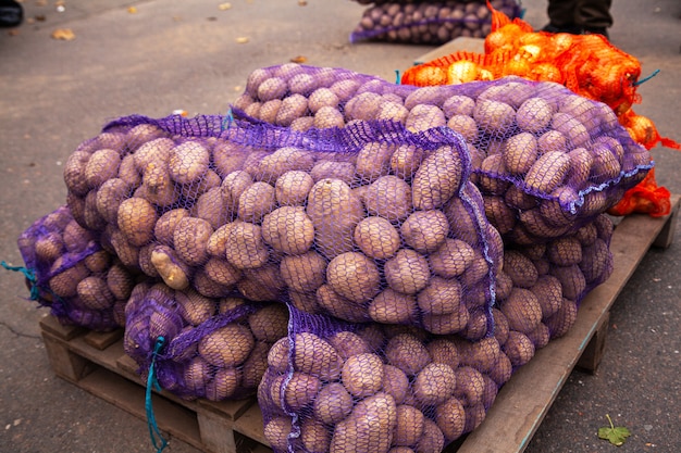 Pommes de terre dans des sacs en filet au marché