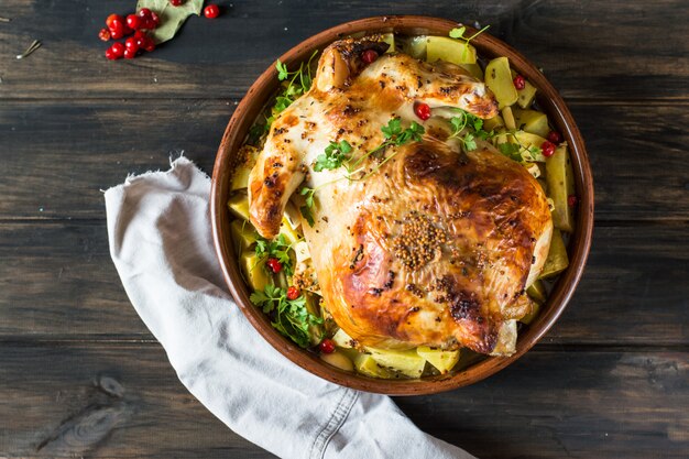 Pommes de terre entières au poulet. Dinde au four. Plat de noël Jour de Thanksgiving. Nature morte o