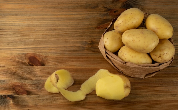 Pommes de terre entières dans un sac en papier