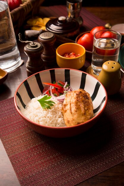 Pommes de terre farcies oignons bol de riz réconfortant traditionnel péruvien servant