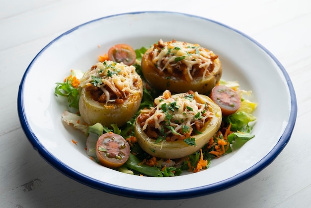 Pommes de terre farcies à la viande hachée et aux tomates et cuites au four avec du fromage