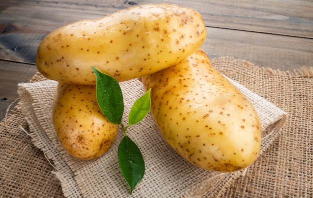 Pommes de terre sur fond de bois