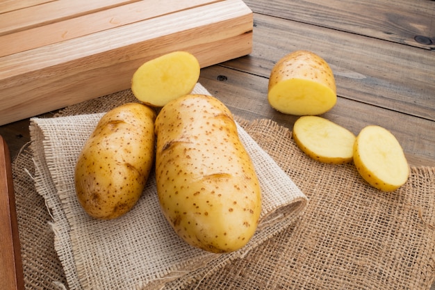 Pommes de terre sur fond de bois