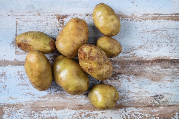 Pommes de terre sur un fond en bois