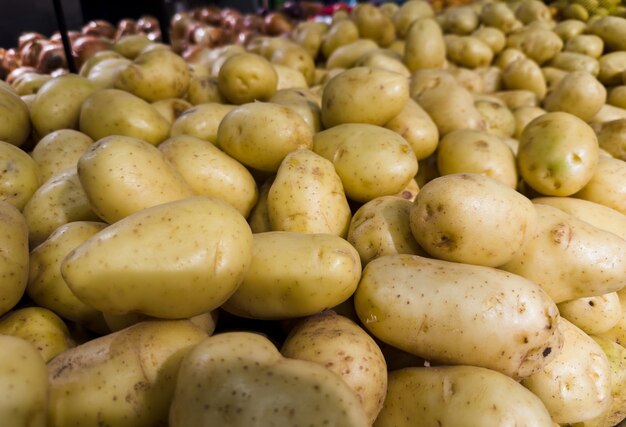 Pommes de terre fraîches au supermarché Légumes et fruits exposés au choix du consommateur